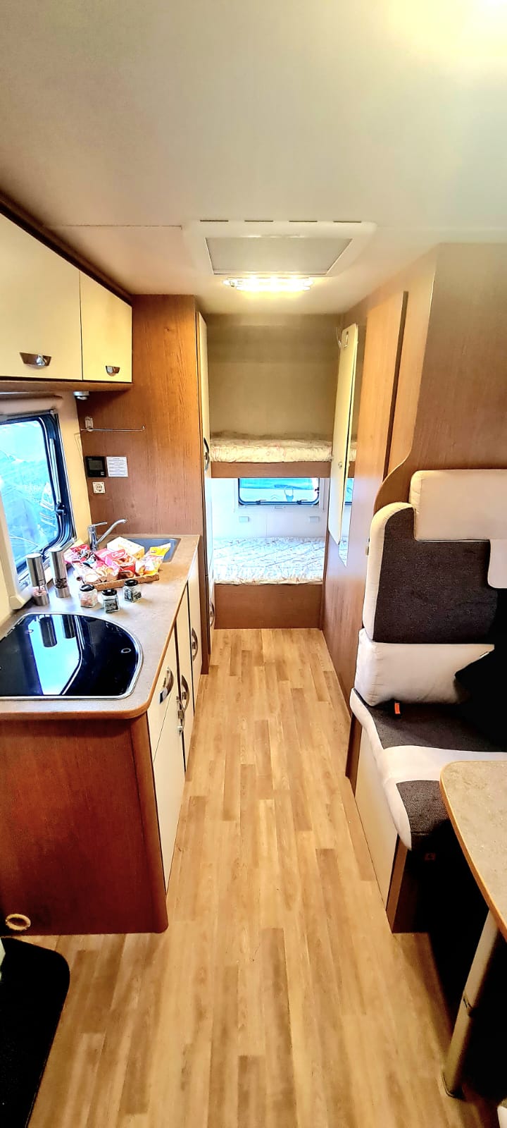 Rimor Kayak 7 interior cocina y camas
