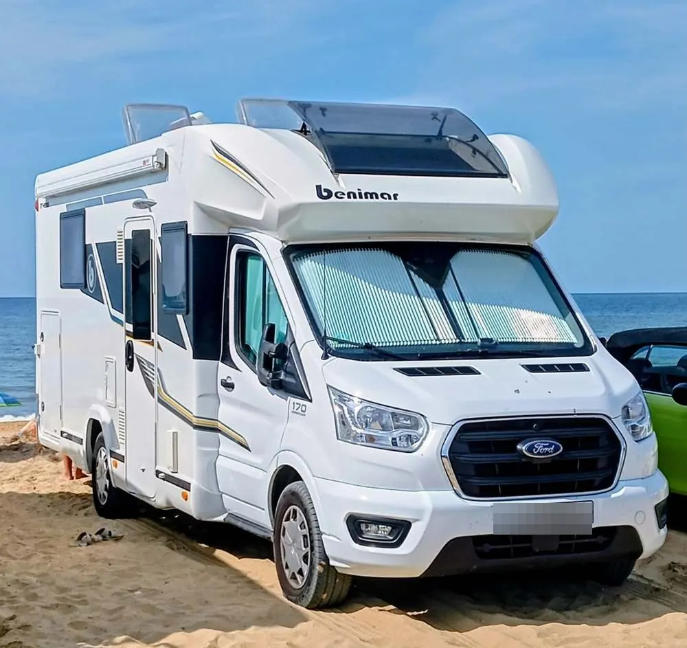 Autocaravana Benimar de Eli'skaravan frente al mar