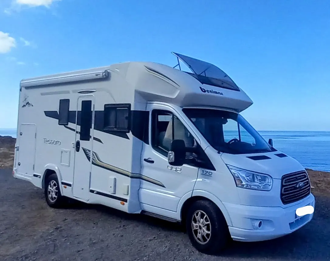Benimar Tessoro 442 perfilada junto al mar